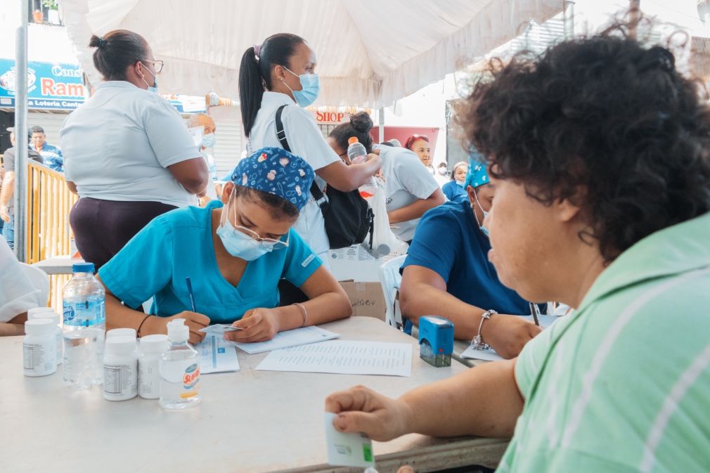 En el operativo también se instaló una unidad de vacunación, donde fueron inmunizados niños y adultos para prevenir enfermedades tales como el tétano, hepatitis y tuberculosis. 
