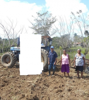 Alcalde en Los Hatillos inicia roturación tierra a productores:  