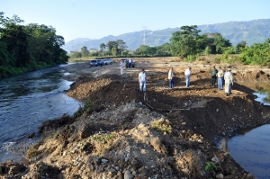 El ministro de Medio Ambiente, Bauta Rojas Gómez, inspecciona los danos causados al río por una empresa que no identificó, pero aseguro que serán llevados a la justicia para que paguen por el crimen ecológico, el que calificó de inaceptable.