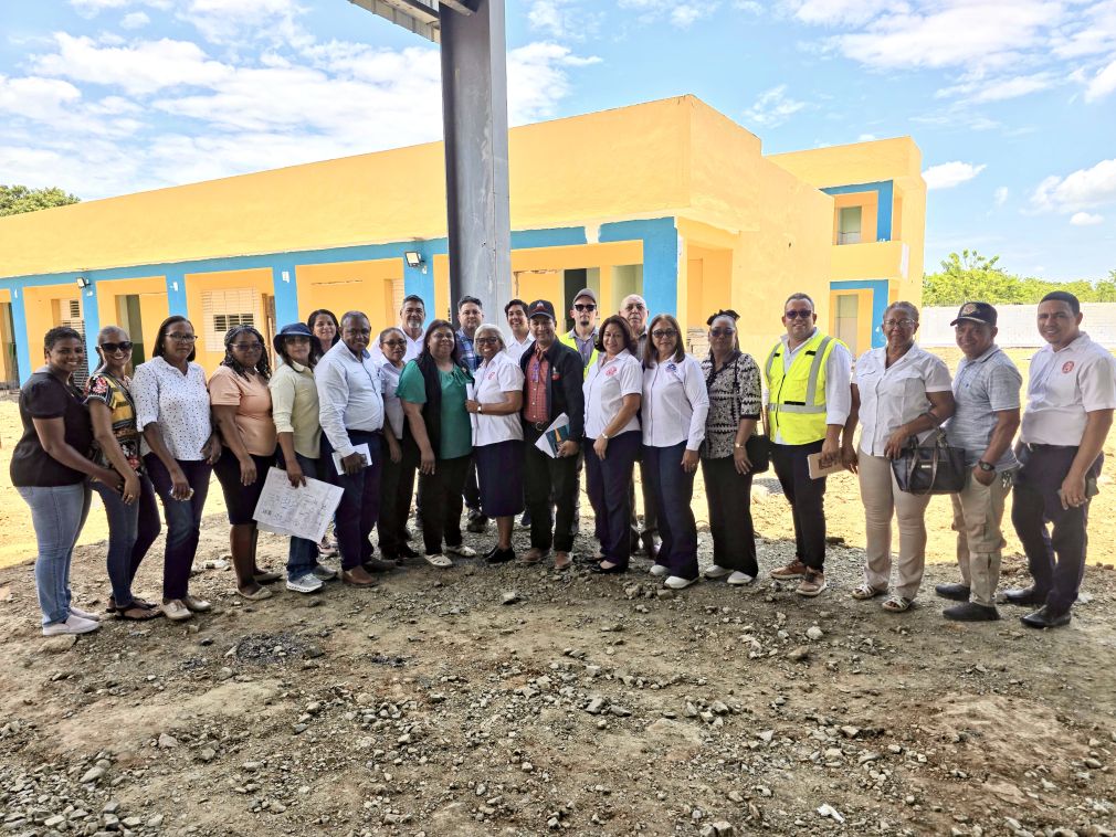 Autoridades y comunitarios acuerdan soluciones para manejo de aguas pluviales en el Centro Educativo Madre Gertrudis Castañer de Dajabón.