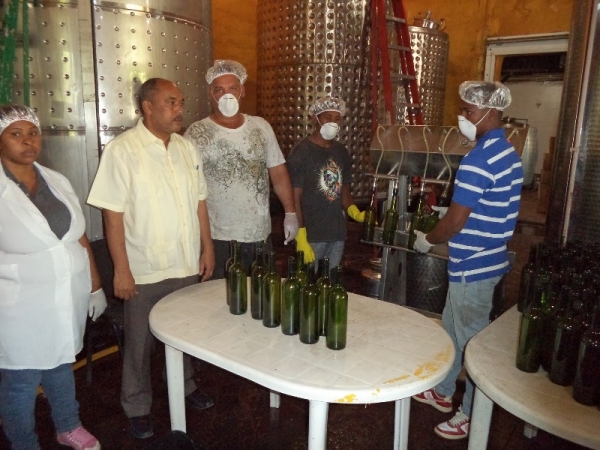 Plan Social de la Presidencia adquiere mas de 100 mil botellas de vino Vitivinicola Neiba 