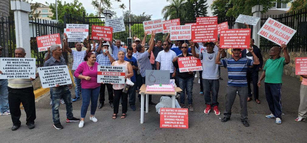 Los manifestantes llevaron un bizcocho para celebrar los 6 años que llevan en espera del pago de sus prestaciones.