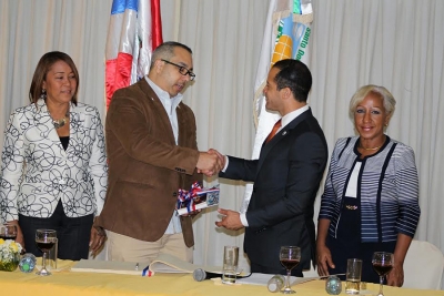 Juan de los Santos, alcalde de Santo Domingo Este, saluda al alcalde de New Jersey
