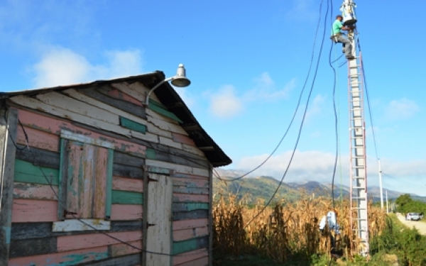 La UERS electrifica comunidades en San Juan de la Maguana y Elias Piña