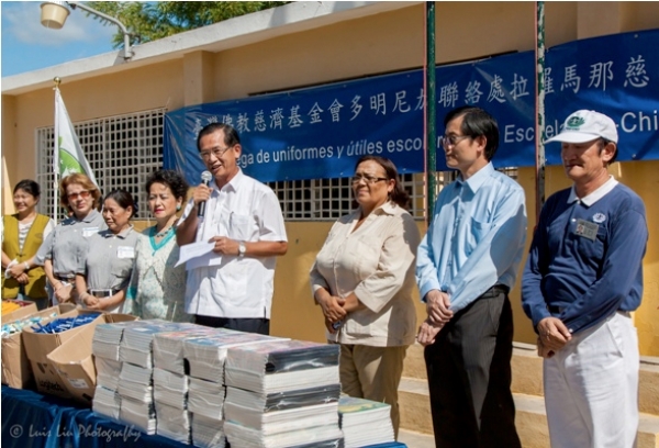 Embajador de la República de China (Taiwán) en República Dominicana, señor Tomás Ping Fu-Hou mientras hacía entrega de los útiles escolares y uniformes.