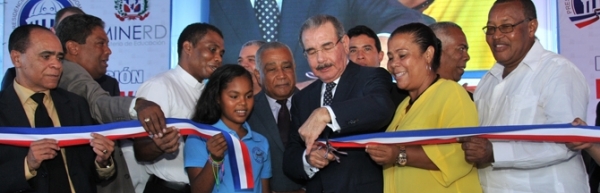 Presidente Medina entrega liceo en Vicente Noble: