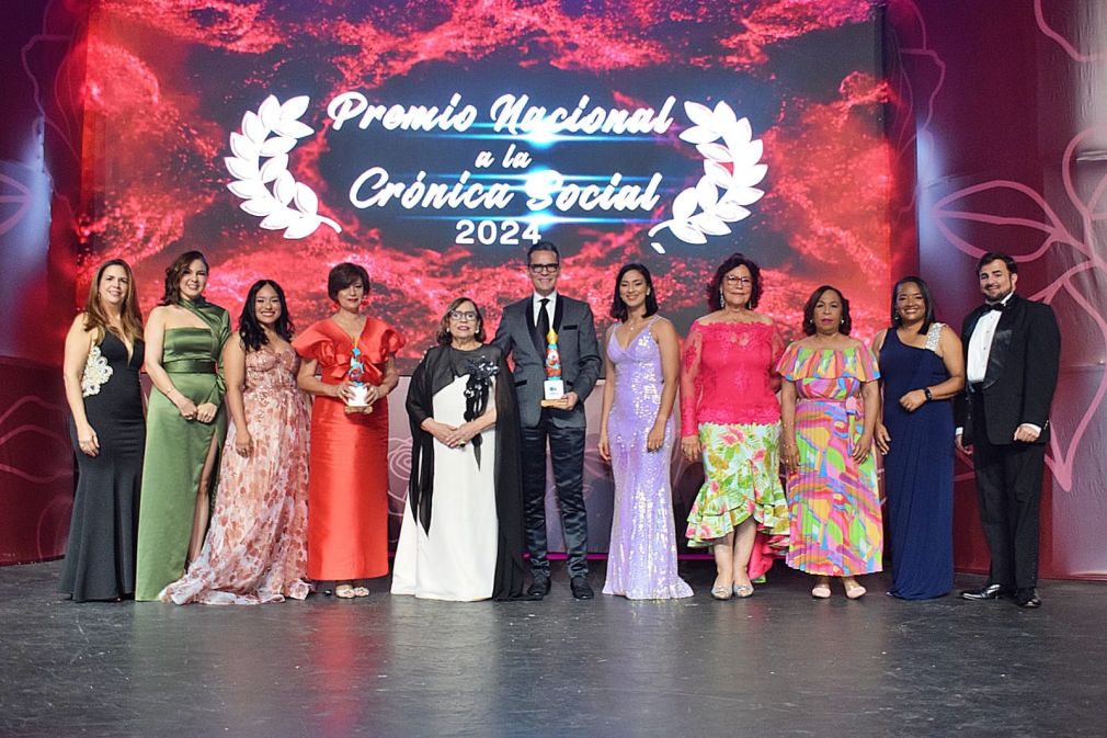 El premio Gran Trayectoria en la Crónica Social. Mirna Pimentel junto a Jacqueline Ventura y Francisco Sanchíz.
