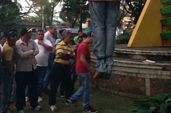 Matan hombre y lo cuelgan en parque de Santiago
