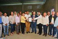 El préstamo fue entregado a la Asociación de Productores de Fresas de Jarabacoa (Asoprofresa) para un centro de acopio y procesamiento de la fruta.