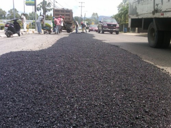 Material asfáltico RC2 para la reparación de las calles en Moca.