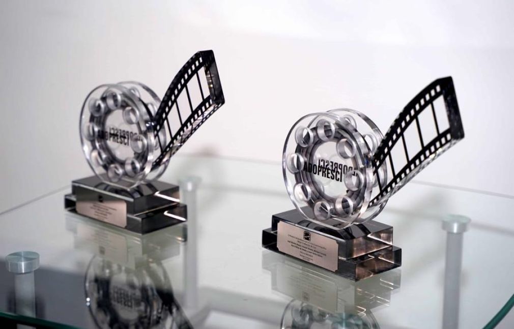 El trofeo del Premio de la Crítica ADOPRESCI del cine  que será entregado a los filmes dominicanos ganadores este jueves 25 en Cinemateca Dominicana de Plaza de la Cultura, Santo Domingo.