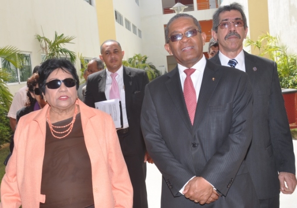 Rector Mateo Aquino Febrillet y la ministra Ligia Amada Melo
