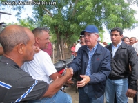 El presidente Danilo Medina saluda a un ciudadano en su paso por Dajabón.