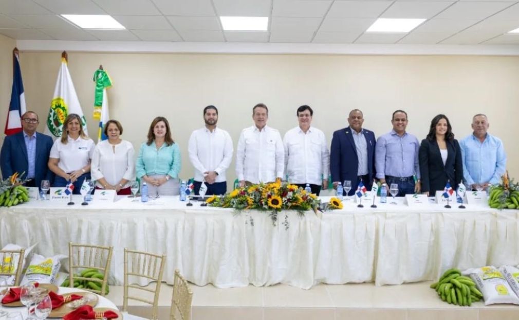 El ministro Ito Bisonó encabeza las visitas.