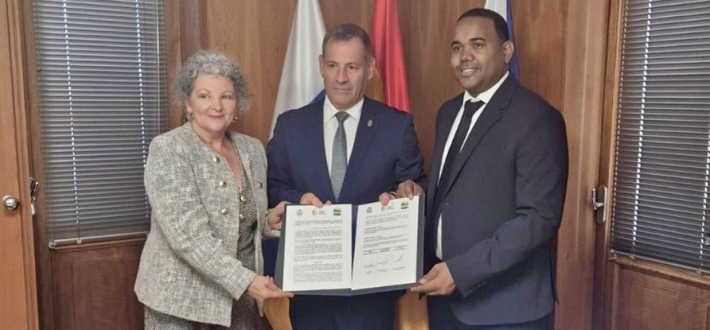 La firma del acuerdo se llevó a cabo en Tenerife.