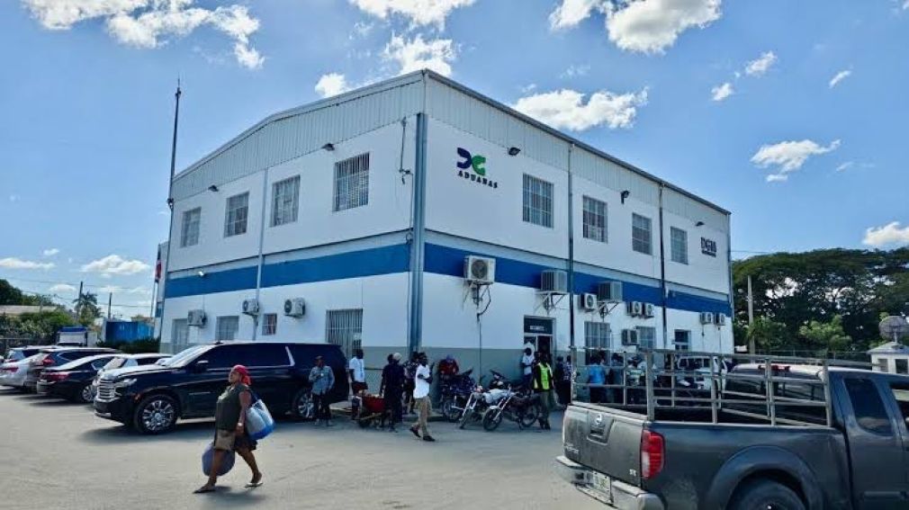 Trasladan colector de Aduanas en Dajabón tras conflicto con comerciantes.