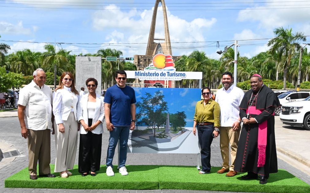 Francisco Rodríguez, alcalde de San Rafael de Yuma; Carmen de la Rosa, diputada; Daysy De Óleo, gobernadora; David Collado, ministro de Turismo, Karina Aristy, alcaldesa de Higuey; Rafael Duluc, senador y Monseñor Jesús Castro Marte, Obispo Basílica Catedral de La Altagracia.