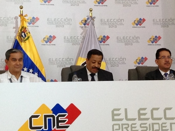 Los presidente de Consejo Nacional Electoral (CNE) de Ecuador, Domingo Paredes , de la Junta Central Electoral de la República Dominicana (JCE) y de la Uniore; Roberto Rosario Márquez, y y del Tribunal Supremo Electoral (TSE) de El Salvador, Eugenio Chicas. 