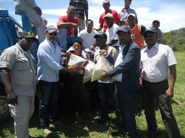 Gobernación de Barahona entrega raciones alimenticias en comunidades afectadas por tormenta Isaac