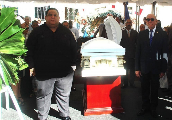 El alcalde Rafael Hidalgo Fernández y el senador Rafael Calderón, el Presidente del Concejo de Regidores, Miguel Ángel Aguilar y el Tesorero Municipal Eugenio Sánchez, en la Gardia de honor a los restos de Freddy Pérez, ex Síndico de Azua.