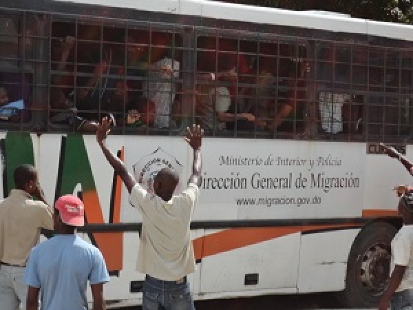 Migración deporta 91 indocumentados hacia Haití, Red denuncia violaciones a derechos