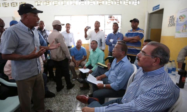 Productores de Neiba explican situación económica al presidente Danilo Medina.