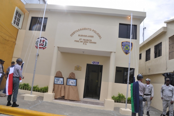 Aduana da bienvenida a dominicanos que regresan al pais