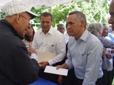 El director ejecutivo del Instituto Nacional de Aguas potables y Alcantarillados, Alberto Holguín, a la derecha, conversa con uno de los lugareños.  