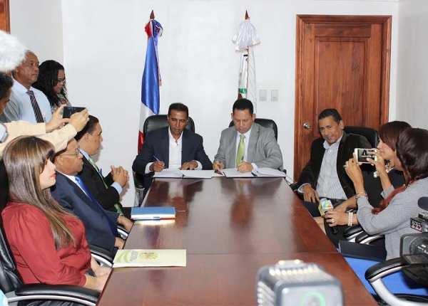 Momentos de la firma del acuerdo entre el Consorcio de la Caoba Dominicana y la Dirección General de Desarrollo Fronterizo.
