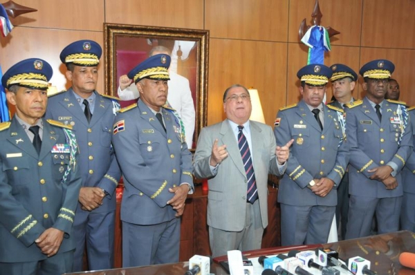 El Ministro de lo Interior y Policía, José Ramón Fadul, gesticulo momentos antes de dejar posesionado el nuevo jefe de la Policía, Manuel Castro Castillo.