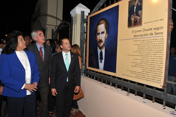 Juan de los Santos acompañado de otras autoridades de la Provincia Santo Domingo, mientras dejaba abierta la exposición en homenaje al bicentenario del nacimiento de Juan Pablo Duarte, padre de la patria.