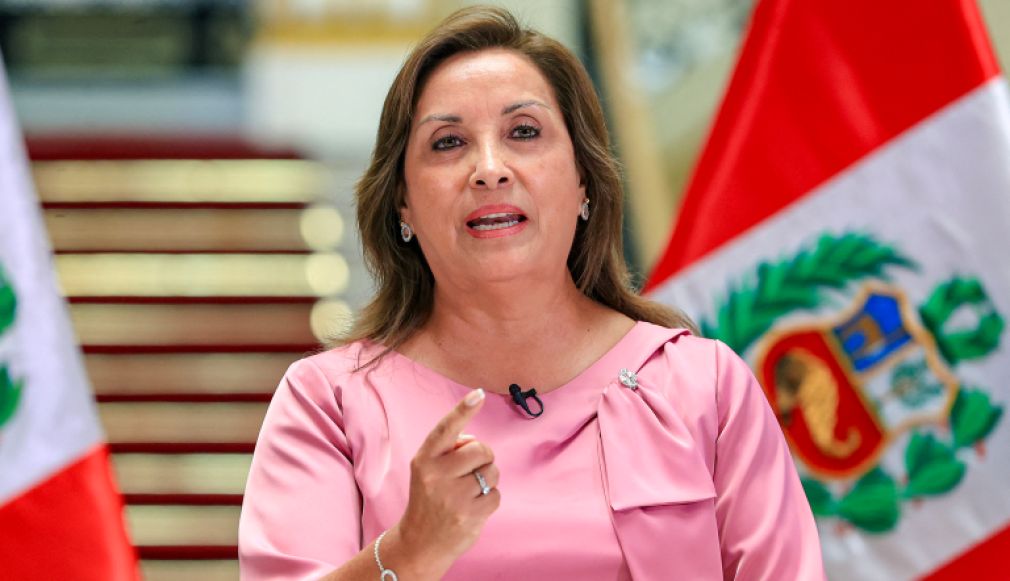 La primera mujer presidenta de Perú fue destituida por el Congreso, del cual su presidente asumió de manera interina. Imagen: Fuente externa.