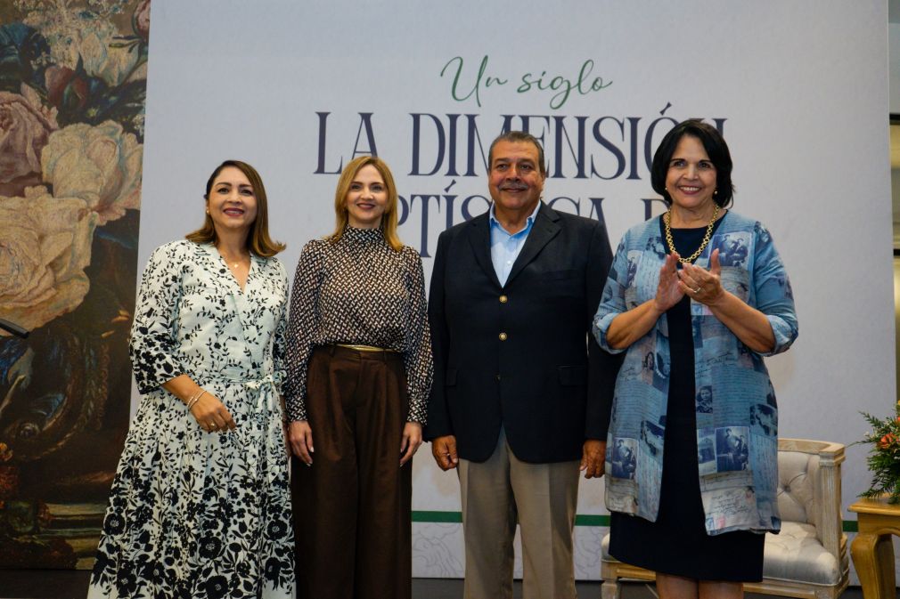 Gladialisa Peralta, gerente del Centro Cultural Banreservas Santiago; Karina Souffront, directora senior de Negocios Personales Banreservas Zona Norte; Manuel Tavárez Mirabal, presidente de la Fundación Hermanas Mirabal, y Minou Tavárez Mirabal, en la inauguración de la exposición “Un siglo: la dimensión artística de Minerva Mirabal”.