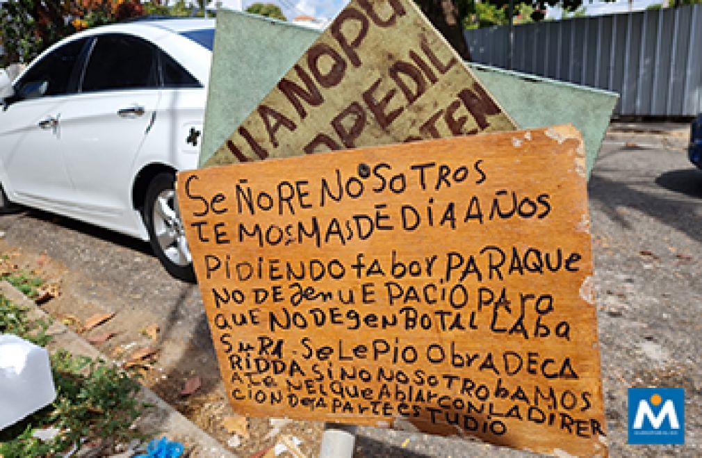 Letrero popular avisando sobre derecho de parqueo en una calle de Santo Domingo. Foto: Augusto Valdivia