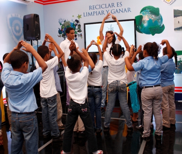 Niños escolares participan del taller de teatro impartido por el grupo Guloya en el stand de la Liga Municipal Dominicana