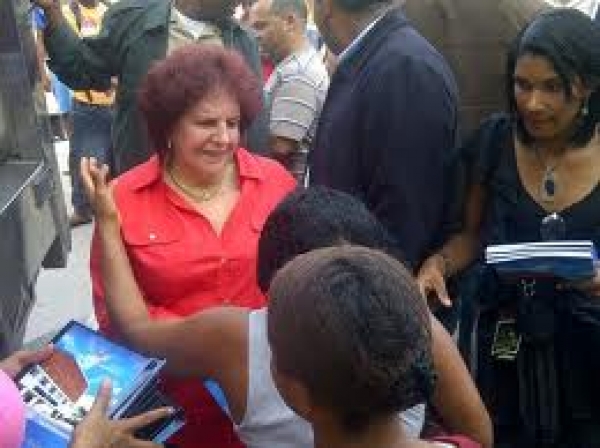 La senadora Ivonne Chahín repartiendo útiles escolares.