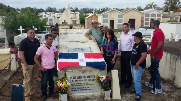 Tumba de Pedro Mir en el Cementerio Cristo Redentor en el municipio Santo Domingo Oeste, administrado por el Ayuntamiento del Distrito Nacional.
