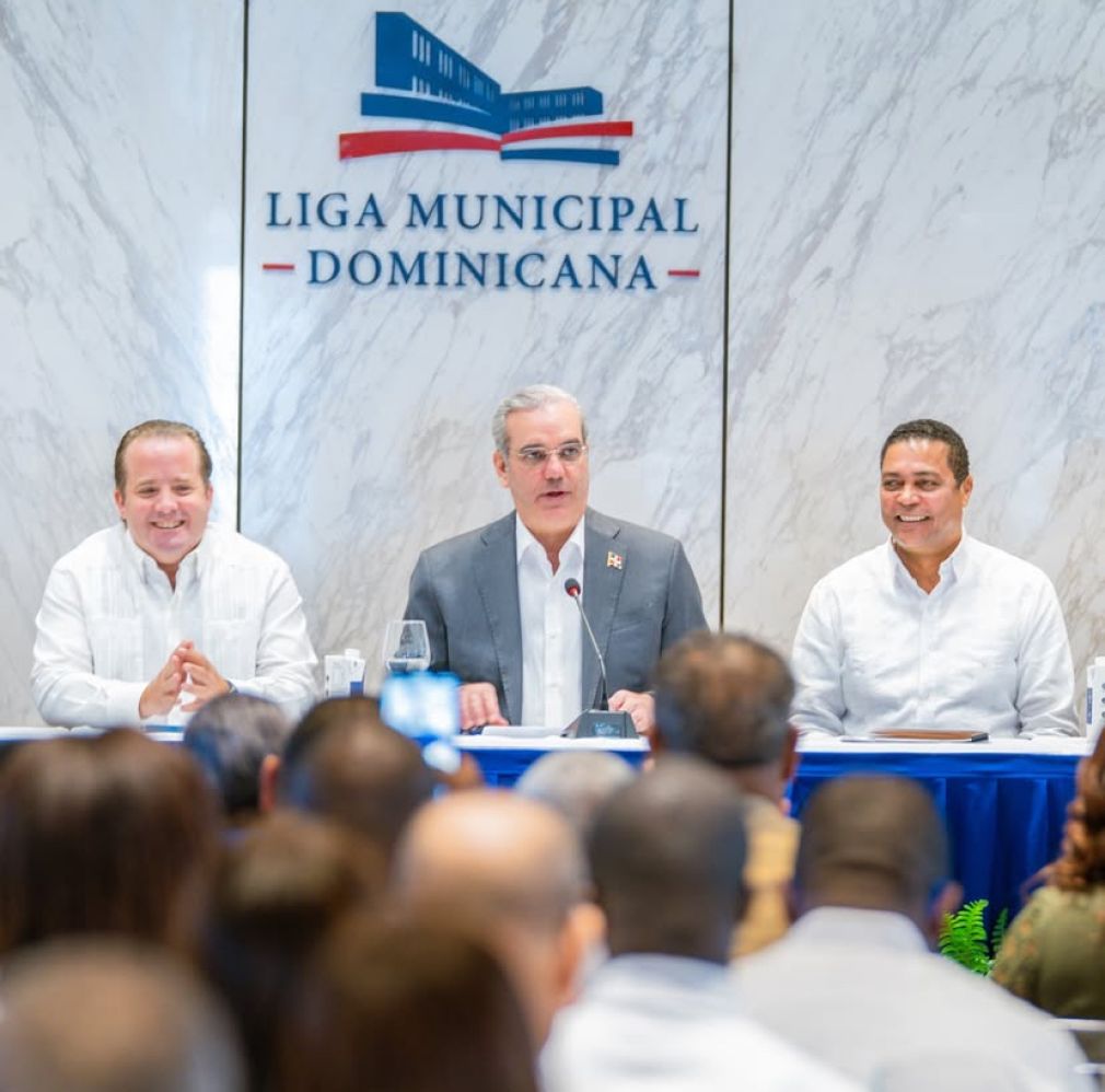 El presidente Luis Abinader adelantó la información durante el anuncio de transferencia de RD$4,000 millones a las alcaldías para la construcción de aceras y contenes.