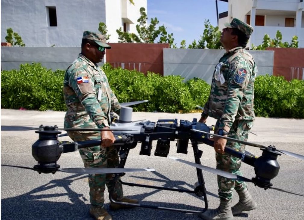 Miembros de la Unidad de Drones del Sistema 911 de la Fuerza Aérea Dominicana controlan un dron durante la búsqueda de la joven turista indio-estadounidense Sudiksha Konanki en Punta Cana, República Dominicana. Konanki, estudiante de 20 años del condado de Loudoun, Virginia, EE. UU., fue reportada como desaparecida el 6 de marzo. Fotos: Orlando Barria.