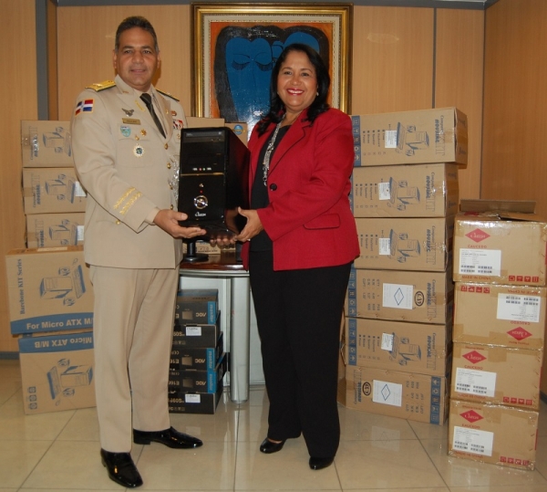 Ejército recibe donación de computadoras del Inavi
