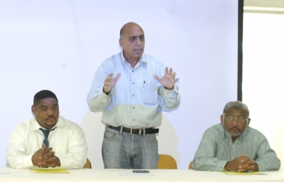 El profesor Fernando Teruel ofrece detelles del diplomado junto a Luciano Ramírez y Lázaro García. 