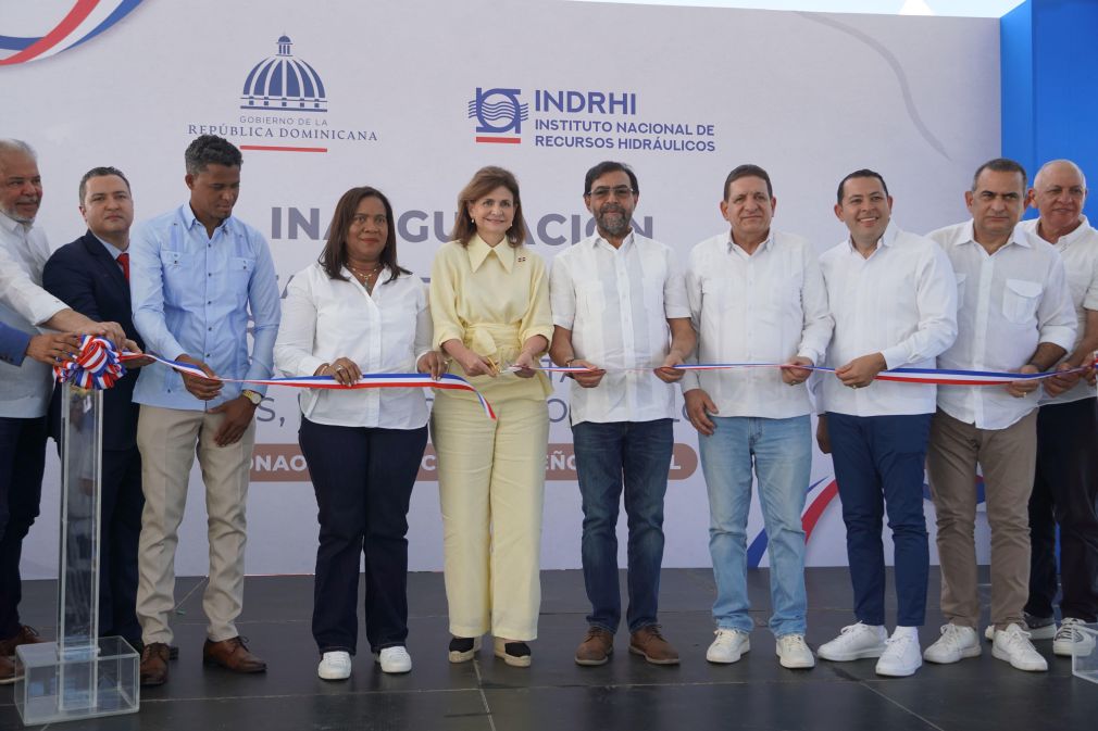 Autoridades durante el acto de entrega de los proyectos hidráulicos en beneficio de las comunidades de Monseñor Nouel.