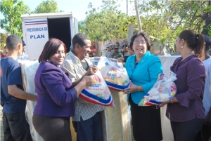 Los beneficiarios, recibieron además de colchones y alimentos, ayuda económica. La entrega la hizo María Magdalena Matos, Subdirectora del Plan Social  