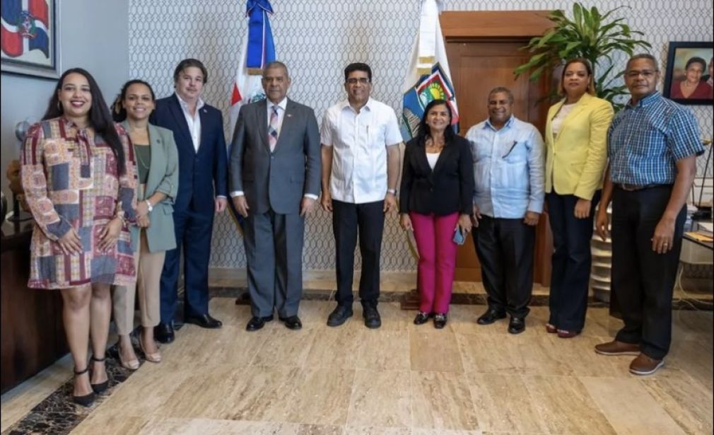 El alcalde Dío Astacio recibió la visita del Ministro de Administración Pública para avanzar en la implementación de la Ventanilla Única de la Construcción.