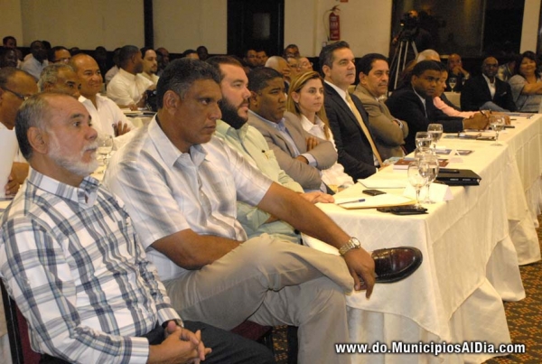 Neney Cabrera estuvo acompañado de importantes dirigentes del Partido Revolucionario Dominicano, PRD.