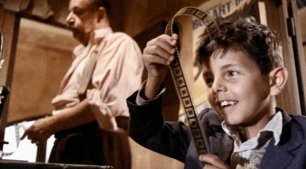Escena de Cinema Paradiso (Giuseppe Tornatore), cinta clásica y moderna que impactó culturalmente el cine mundial en 1990.