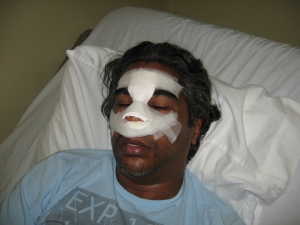 Juan Carlos Terrero, en su lecho de una cliníca privada , luego de ser operado de emergencia, debido a los golpes que recibio en su rostro