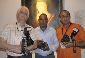 Joselito Peña, en el centro , acompañado de dos colegas fotoreporteros de la crónica social y espectáculos.