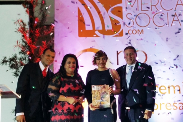 Avelino Abréu recibe su galardón de los Premios Empresariales de MercadoSocial.com
