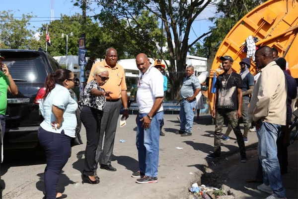 La alcaldesa Jeannette Medina supervisando personalmente los trabajos del Ayuntamiento.
